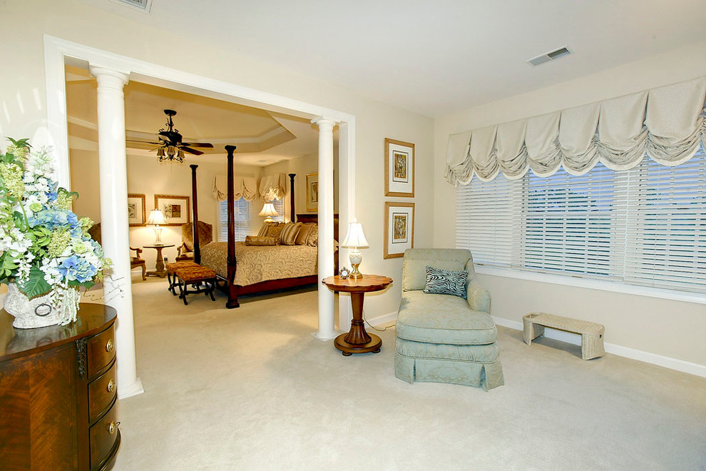 Foto di un'ampia camera da letto classica con pareti beige, moquette e nessun camino