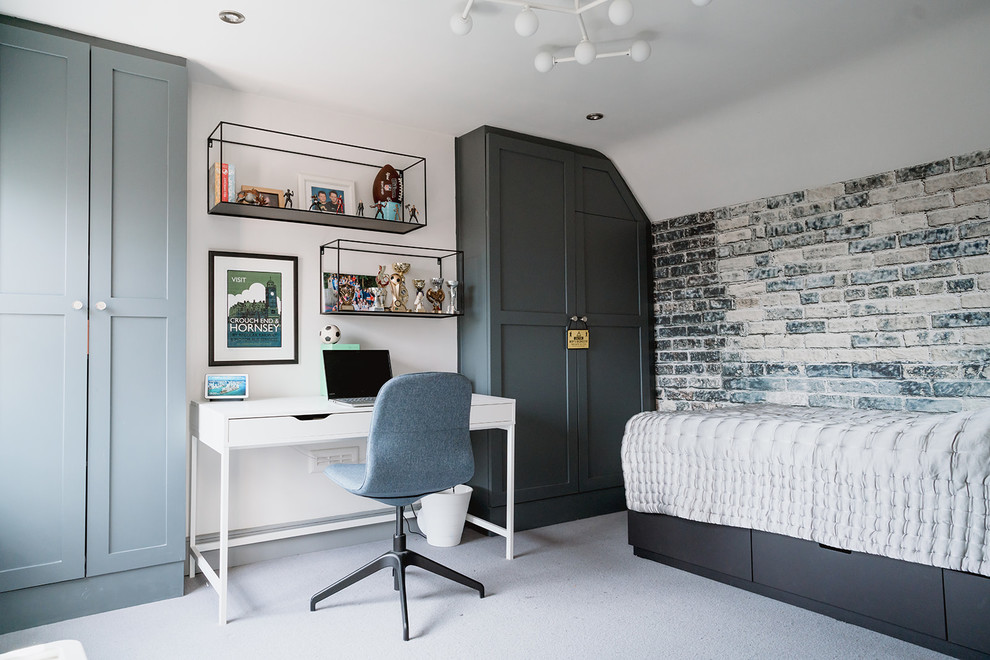Esempio di una camera da letto design con pareti bianche, moquette e pavimento bianco