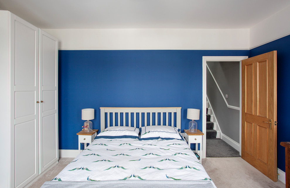 Mittelgroßes Klassisches Hauptschlafzimmer mit blauer Wandfarbe, Teppichboden und grauem Boden in London