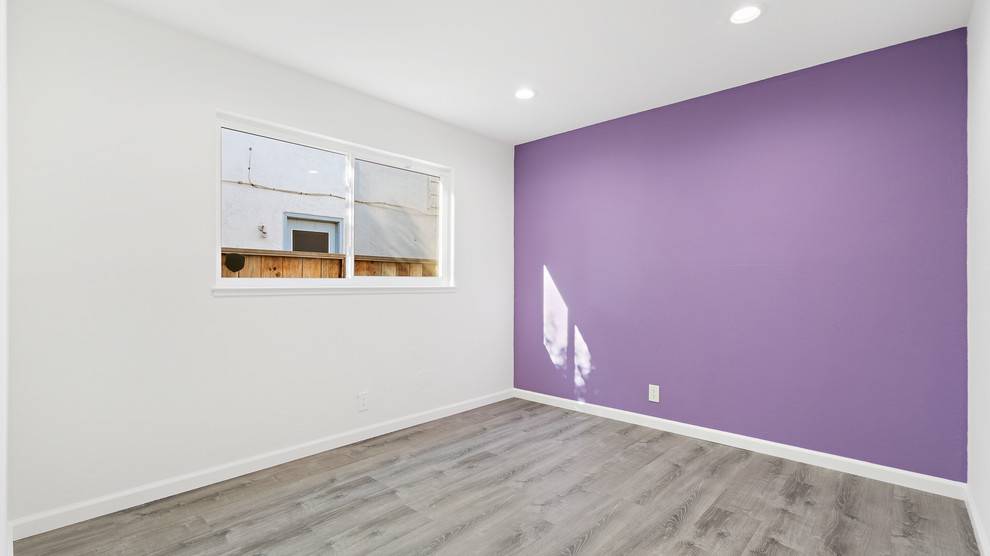 Источник вдохновения для домашнего уюта: гостевая спальня среднего размера, (комната для гостей) в стиле неоклассика (современная классика) с фиолетовыми стенами, полом из керамогранита и серым полом без камина