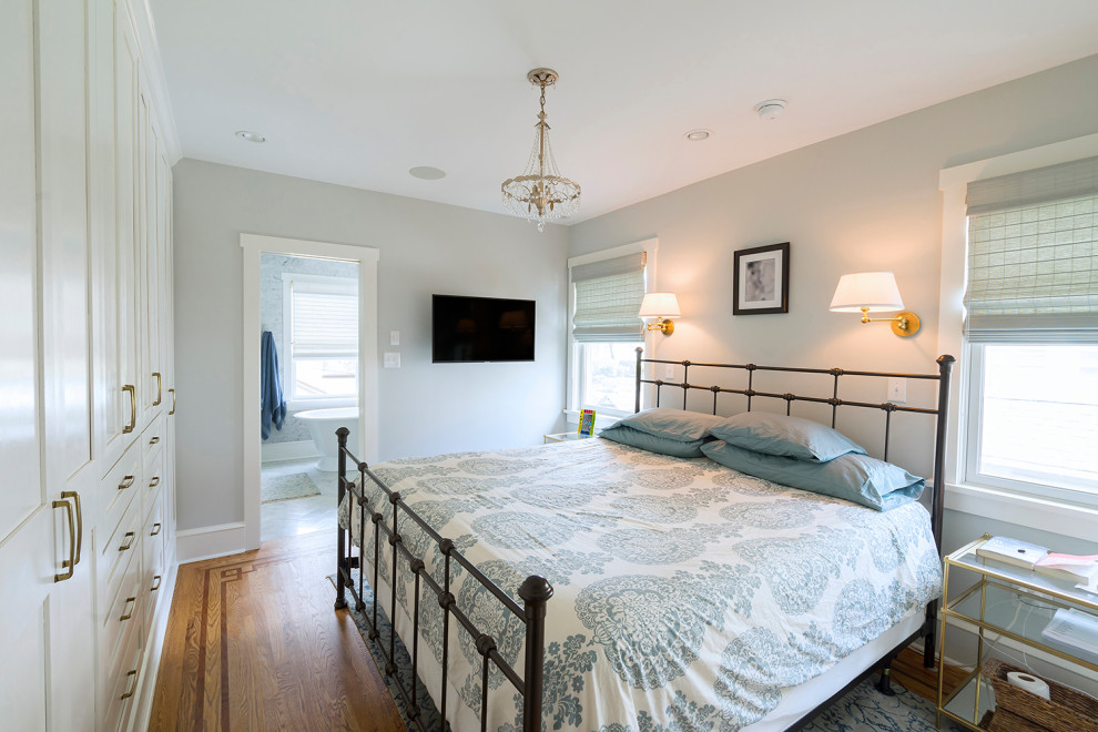 На фото: хозяйская спальня среднего размера в стиле кантри с серыми стенами, паркетным полом среднего тона и коричневым полом с