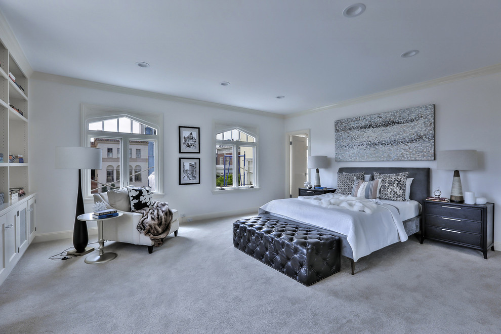 Imagen de dormitorio principal clásico renovado grande sin chimenea con paredes blancas, moqueta y suelo gris