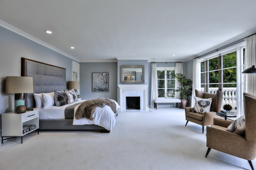 Свежая идея для дизайна: большая хозяйская спальня в современном стиле с серыми стенами, ковровым покрытием, стандартным камином, фасадом камина из камня и белым полом - отличное фото интерьера