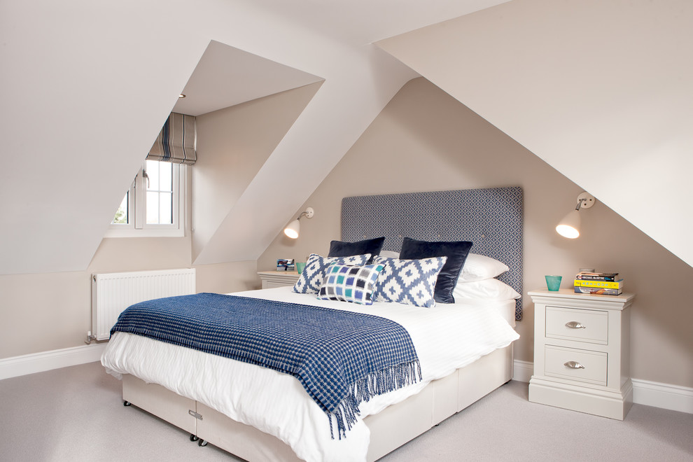 バークシャーにある中くらいなコンテンポラリースタイルのおしゃれな客用寝室 (グレーの壁、カーペット敷き、暖炉なし、勾配天井)