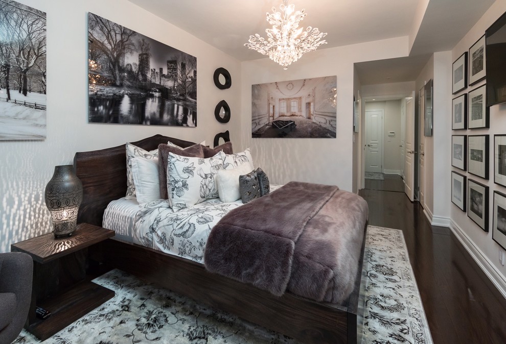 Стильный дизайн: хозяйская спальня среднего размера в современном стиле с белыми стенами, темным паркетным полом и коричневым полом без камина - последний тренд