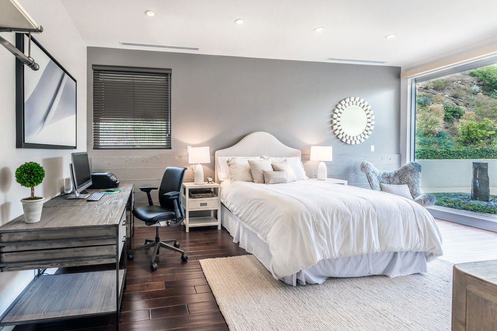ロサンゼルスにある中くらいなトランジショナルスタイルのおしゃれな客用寝室 (白い壁、濃色無垢フローリング、暖炉なし、コンクリートの暖炉まわり、茶色い床)
