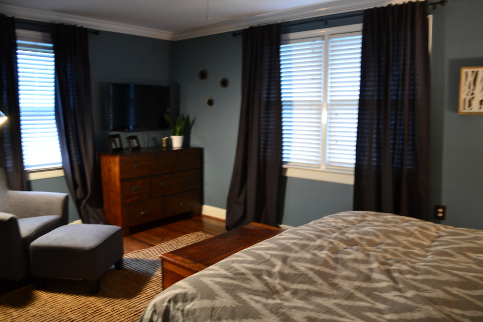 Foto de dormitorio principal tradicional renovado de tamaño medio sin chimenea con paredes azules y suelo de madera oscura