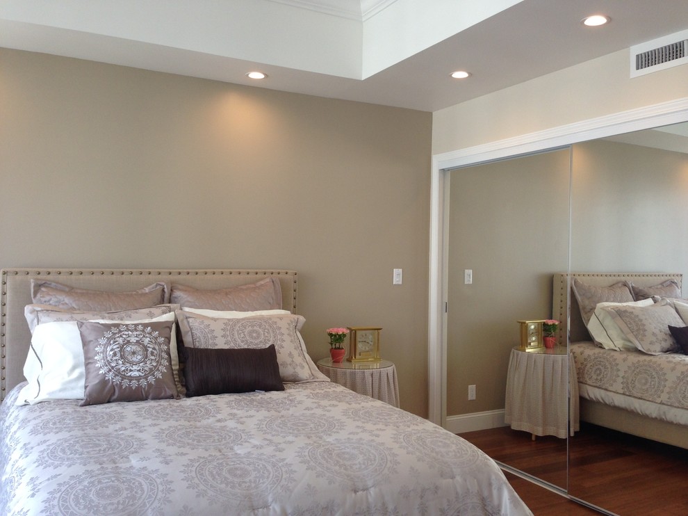Imagen de dormitorio principal moderno pequeño con paredes beige y suelo de bambú