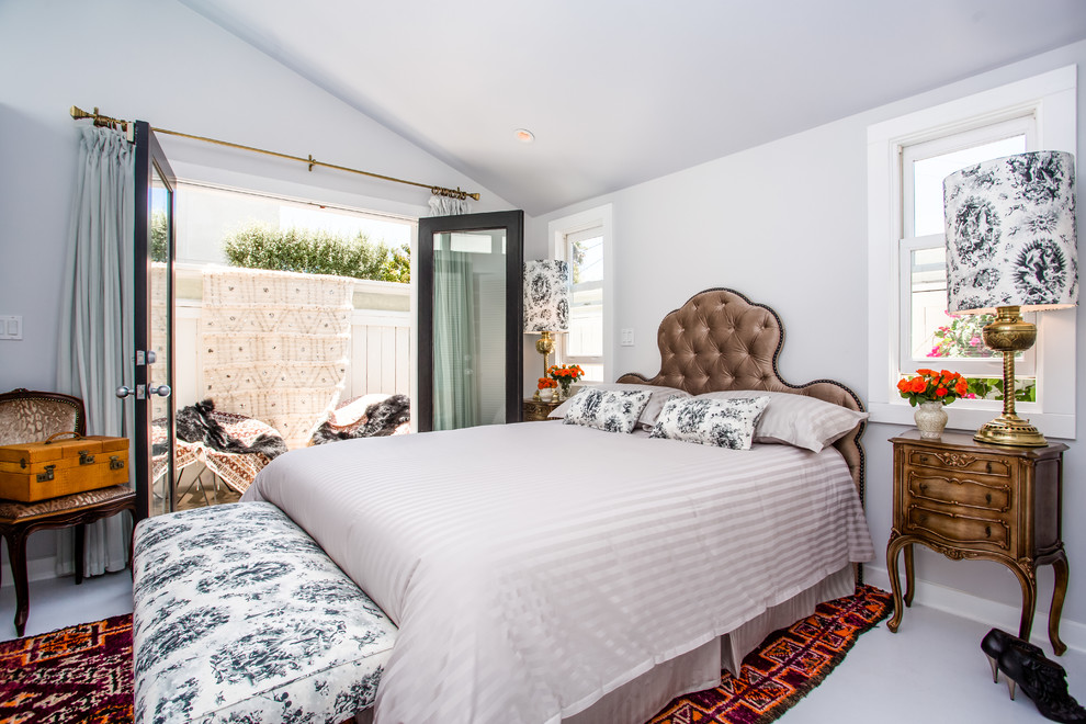 На фото: гостевая спальня среднего размера, (комната для гостей) в современном стиле с фиолетовыми стенами и бетонным полом