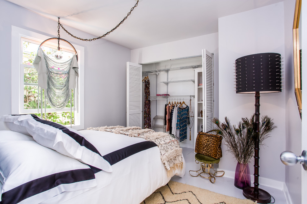 Идея дизайна: маленькая гостевая спальня (комната для гостей) в современном стиле с серыми стенами и бетонным полом для на участке и в саду