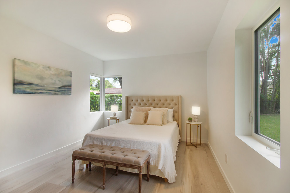 Foto de dormitorio moderno pequeño sin chimenea con paredes blancas