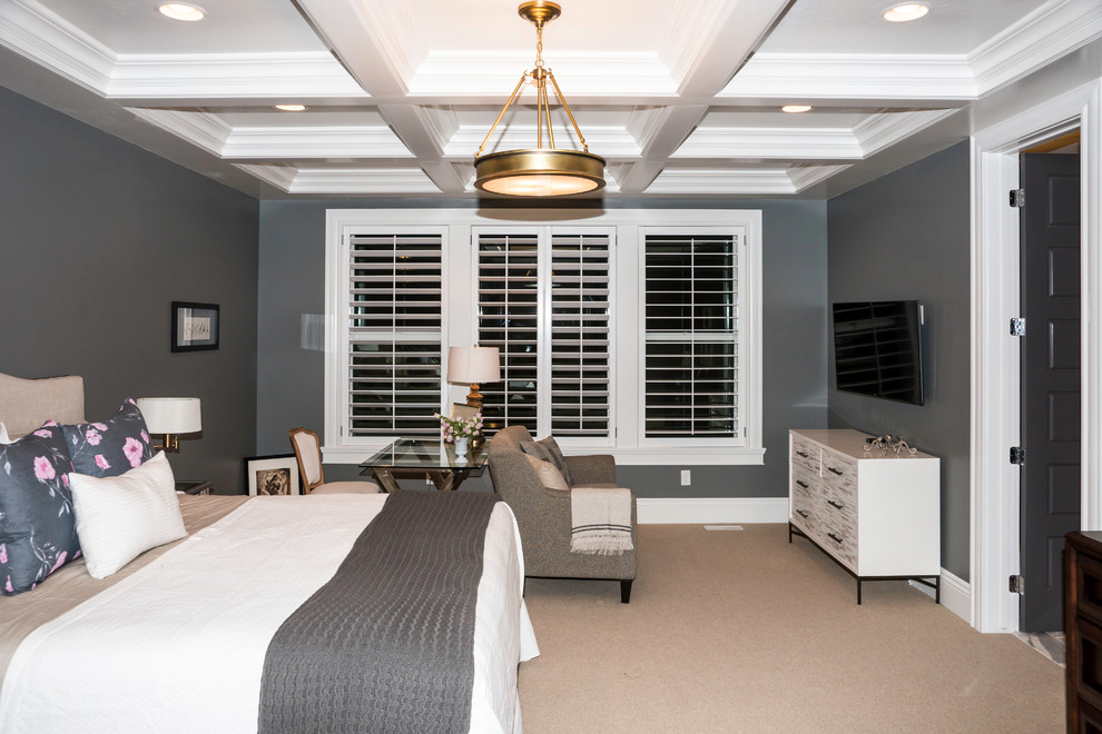Стильный дизайн: хозяйская спальня среднего размера в стиле неоклассика (современная классика) с серыми стенами, ковровым покрытием и бежевым полом без камина - последний тренд