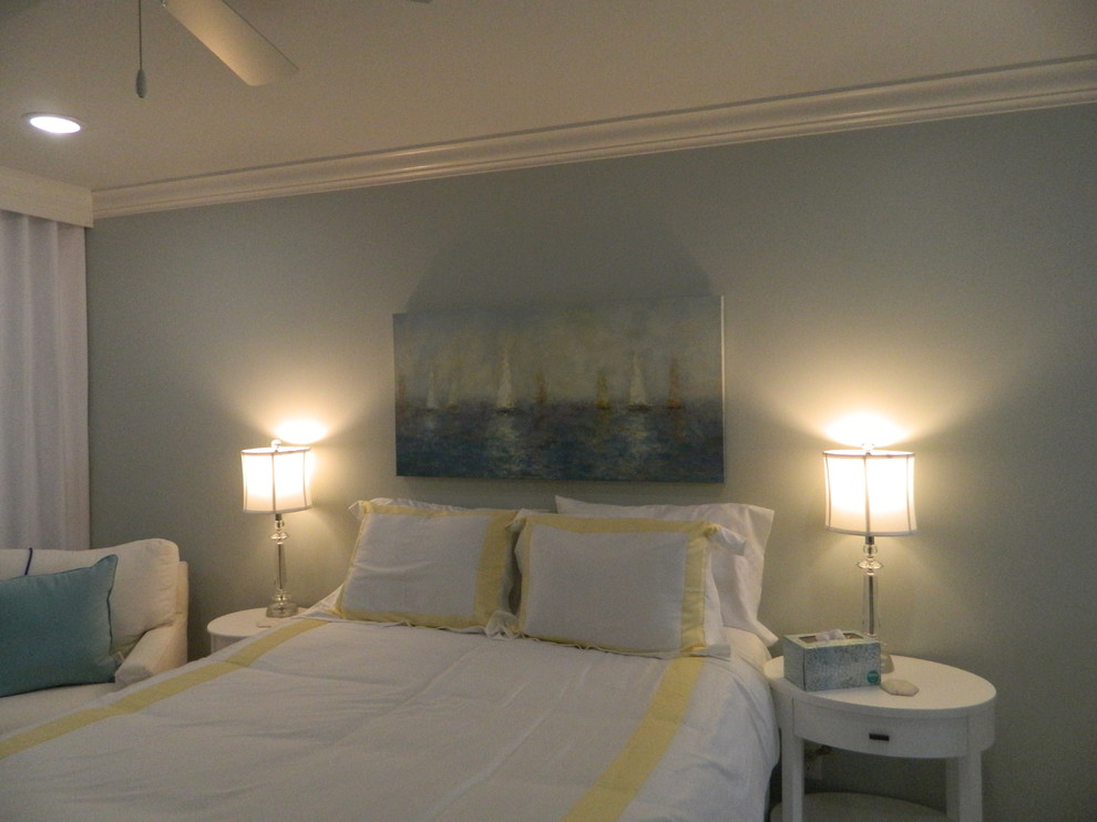 Inspiration pour une chambre d'amis marine avec un mur bleu, un sol en carrelage de porcelaine et un sol gris.