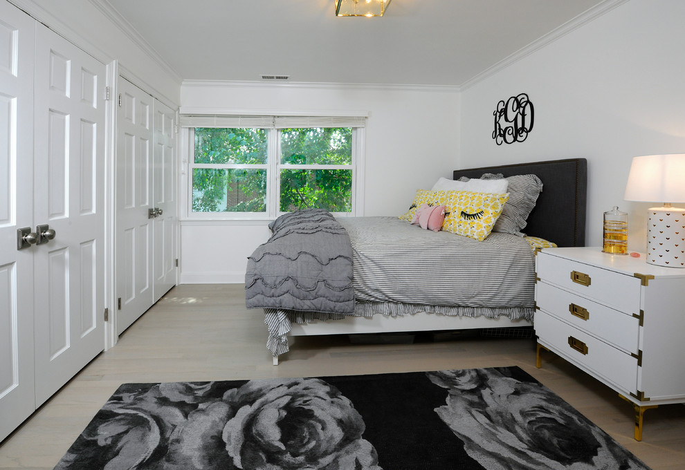 Exempel på ett litet klassiskt sovrum, med vita väggar, ljust trägolv och beiget golv