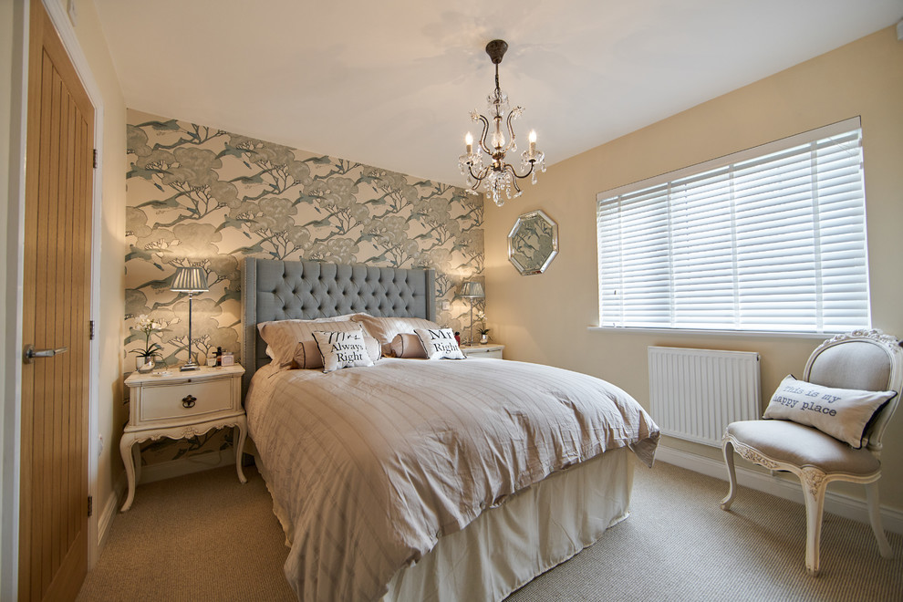 Foto di una piccola camera da letto chic con pareti beige, moquette e pavimento beige