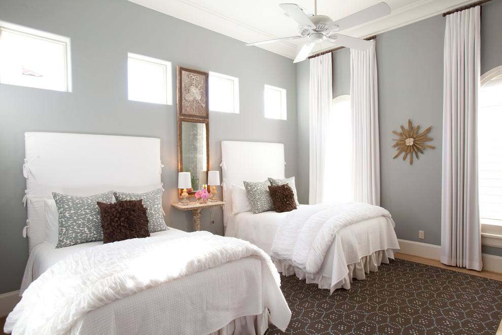 Imagen de dormitorio clásico con paredes grises