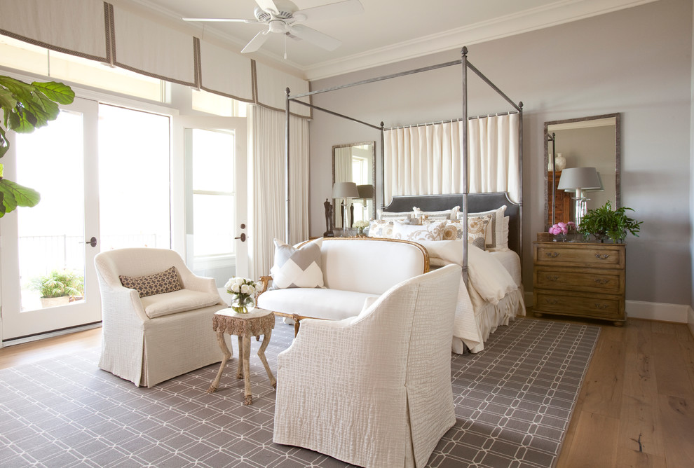 Пример оригинального дизайна: спальня в классическом стиле с серыми стенами и светлым паркетным полом