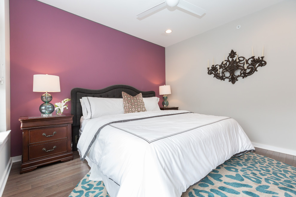 Idée de décoration pour une chambre parentale bohème de taille moyenne avec un mur violet, un sol en bois brun, aucune cheminée et un sol marron.