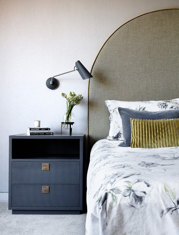 Стильный дизайн: гостевая спальня среднего размера, (комната для гостей) в современном стиле с бежевыми стенами, ковровым покрытием и серым полом без камина - последний тренд