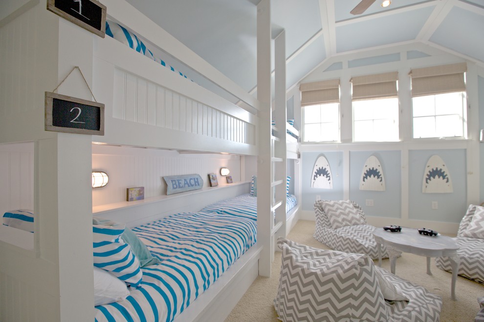 Источник вдохновения для домашнего уюта: большая спальня в морском стиле с синими стенами и ковровым покрытием без камина