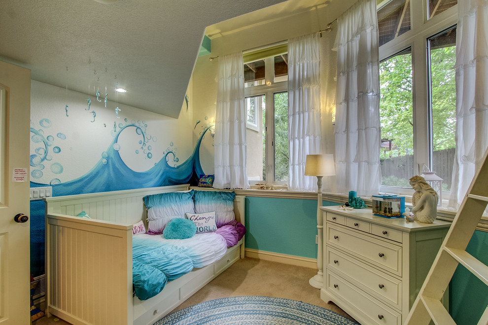 デンバーにあるコンテンポラリースタイルのおしゃれな寝室 (ピンクの壁、カーペット敷き、暖炉なし)