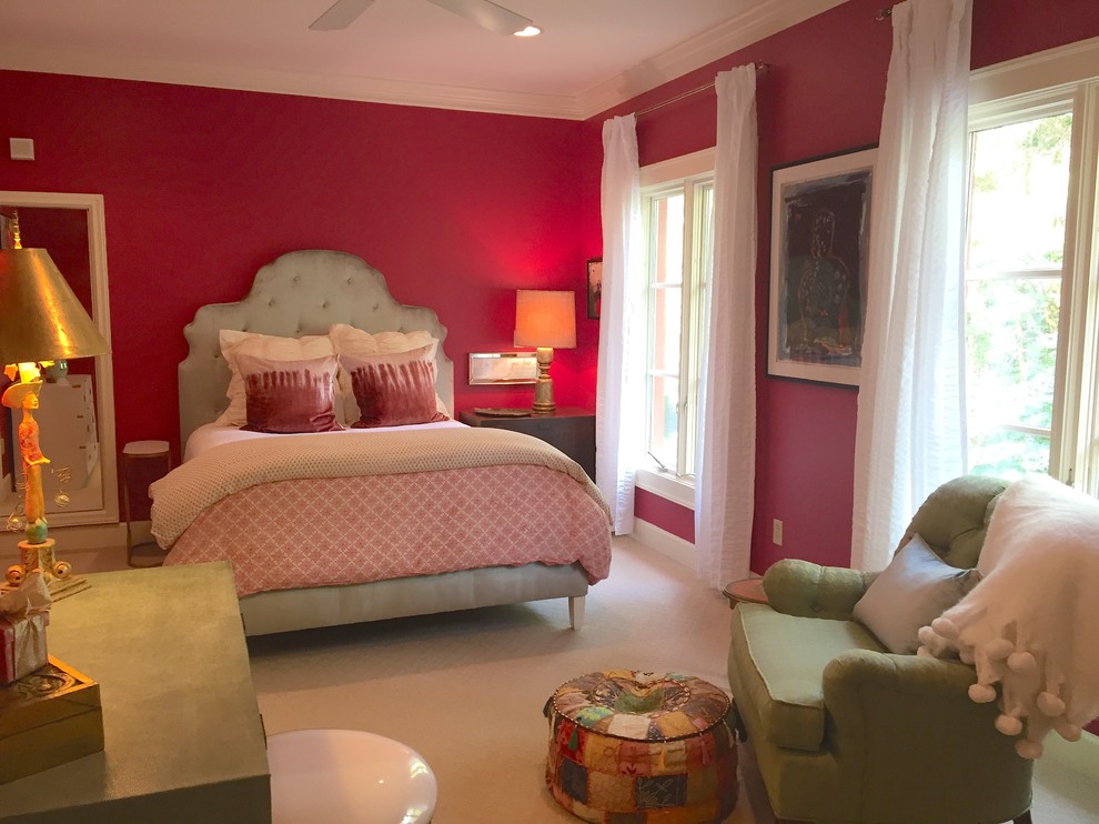 На фото: большая гостевая спальня (комната для гостей) в стиле фьюжн с розовыми стенами и ковровым покрытием без камина с