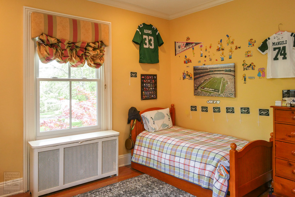 Пример оригинального дизайна: спальня среднего размера с желтыми стенами, паркетным полом среднего тона и разноцветным полом без камина