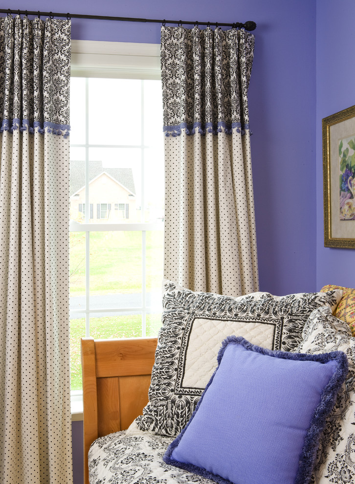 Источник вдохновения для домашнего уюта: гостевая спальня среднего размера, (комната для гостей) в современном стиле с фиолетовыми стенами