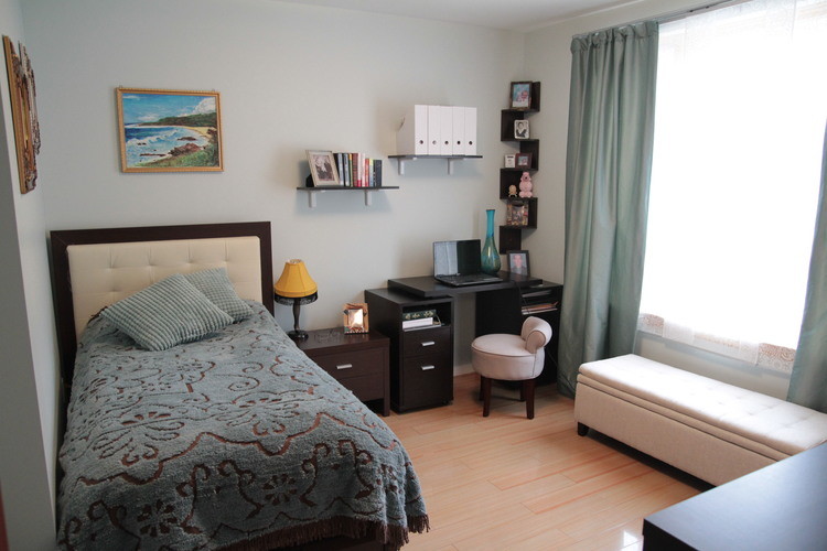Ejemplo de dormitorio moderno pequeño con paredes grises y suelo de linóleo