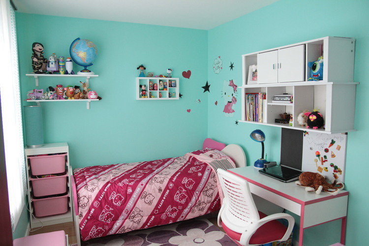 Esempio di una piccola camera da letto moderna con pareti blu e moquette