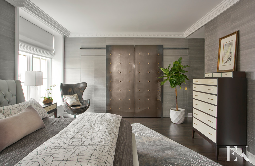Modelo de dormitorio principal contemporáneo de tamaño medio con paredes grises y suelo de madera oscura