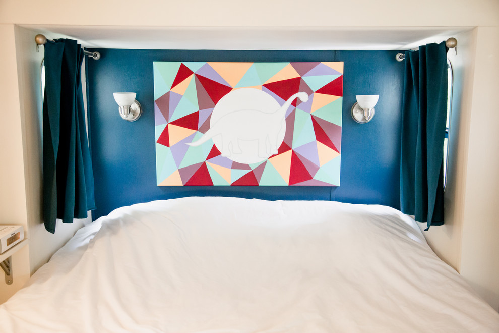 Foto på ett litet eklektiskt sovrum, med blå väggar