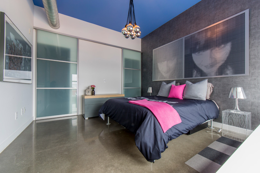 Kleines Modernes Hauptschlafzimmer mit grauer Wandfarbe und Betonboden in Toronto