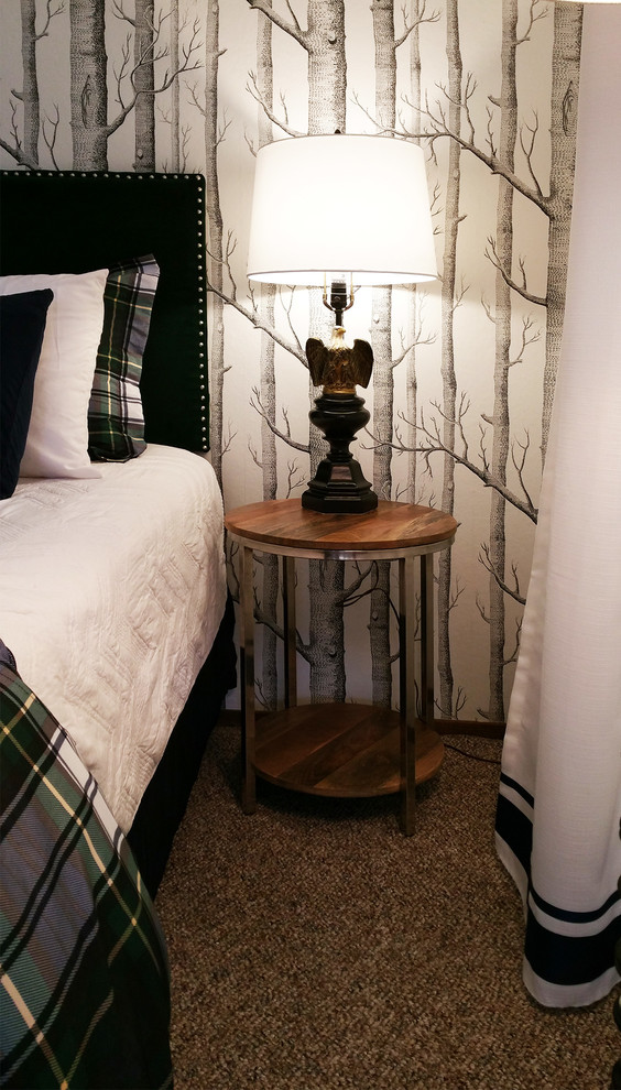Kleines Rustikales Hauptschlafzimmer ohne Kamin mit weißer Wandfarbe und Teppichboden in Denver