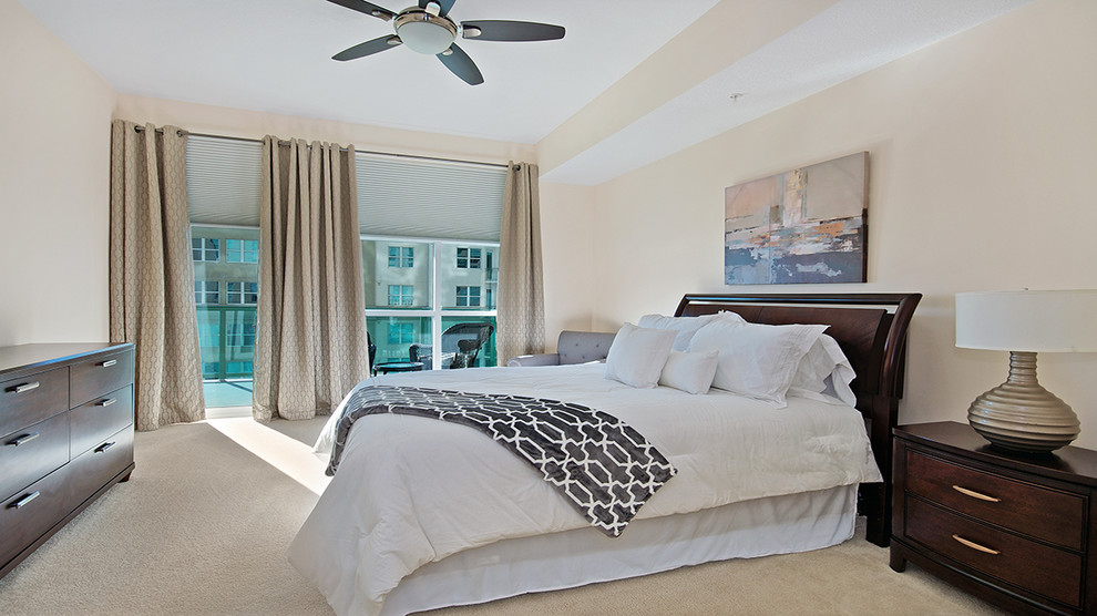 Свежая идея для дизайна: гостевая спальня среднего размера, (комната для гостей) в стиле неоклассика (современная классика) с бежевыми стенами и ковровым покрытием - отличное фото интерьера