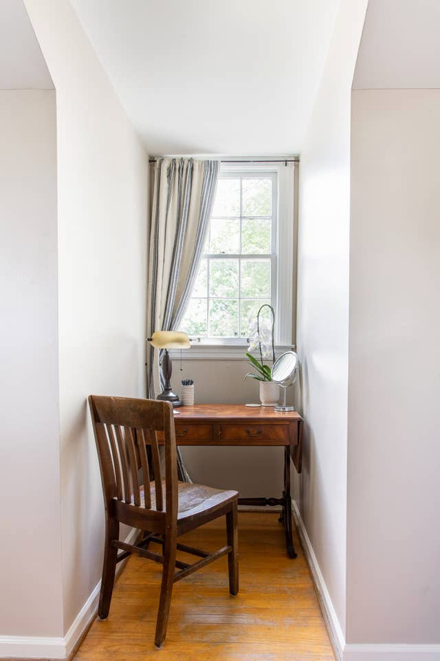 Diseño de habitación de invitados tradicional renovada de tamaño medio con paredes beige, suelo de madera en tonos medios y suelo naranja