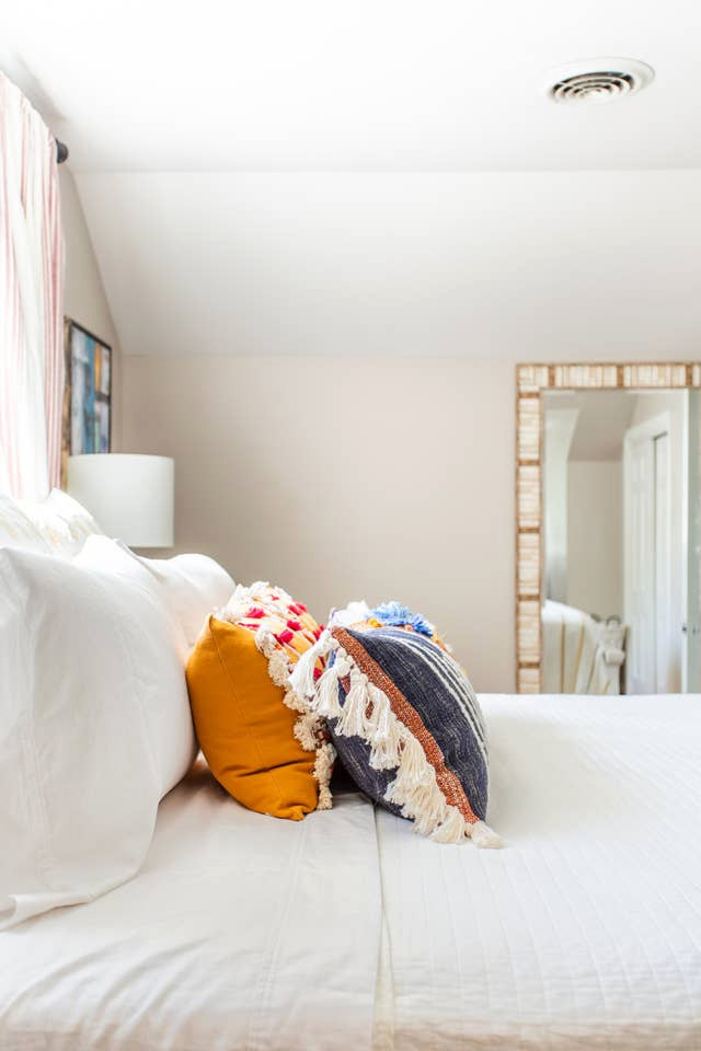 Стильный дизайн: гостевая спальня среднего размера, (комната для гостей) в стиле неоклассика (современная классика) с бежевыми стенами, паркетным полом среднего тона и оранжевым полом - последний тренд