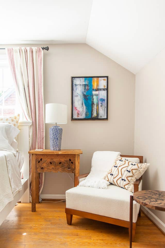 Foto de habitación de invitados tradicional renovada de tamaño medio con paredes beige, suelo de madera en tonos medios y suelo naranja