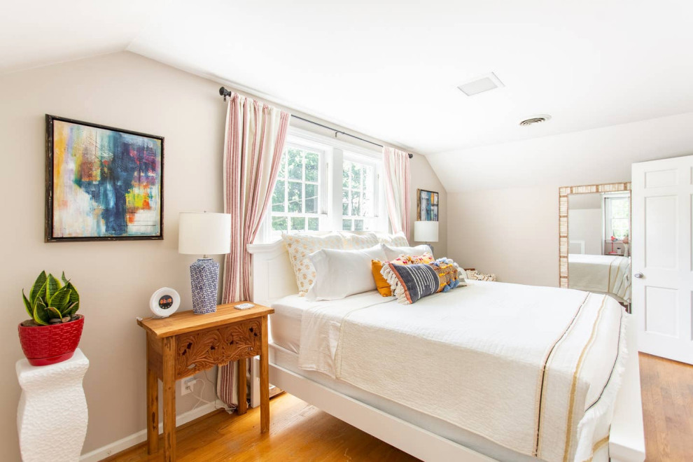 Пример оригинального дизайна: гостевая спальня среднего размера, (комната для гостей) в стиле неоклассика (современная классика) с бежевыми стенами, паркетным полом среднего тона и оранжевым полом