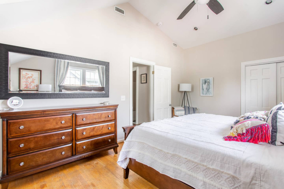 На фото: гостевая спальня среднего размера, (комната для гостей) в стиле неоклассика (современная классика) с бежевыми стенами, паркетным полом среднего тона и оранжевым полом