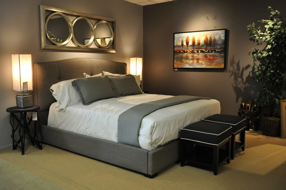 На фото: большая хозяйская спальня в современном стиле с серыми стенами и ковровым покрытием с