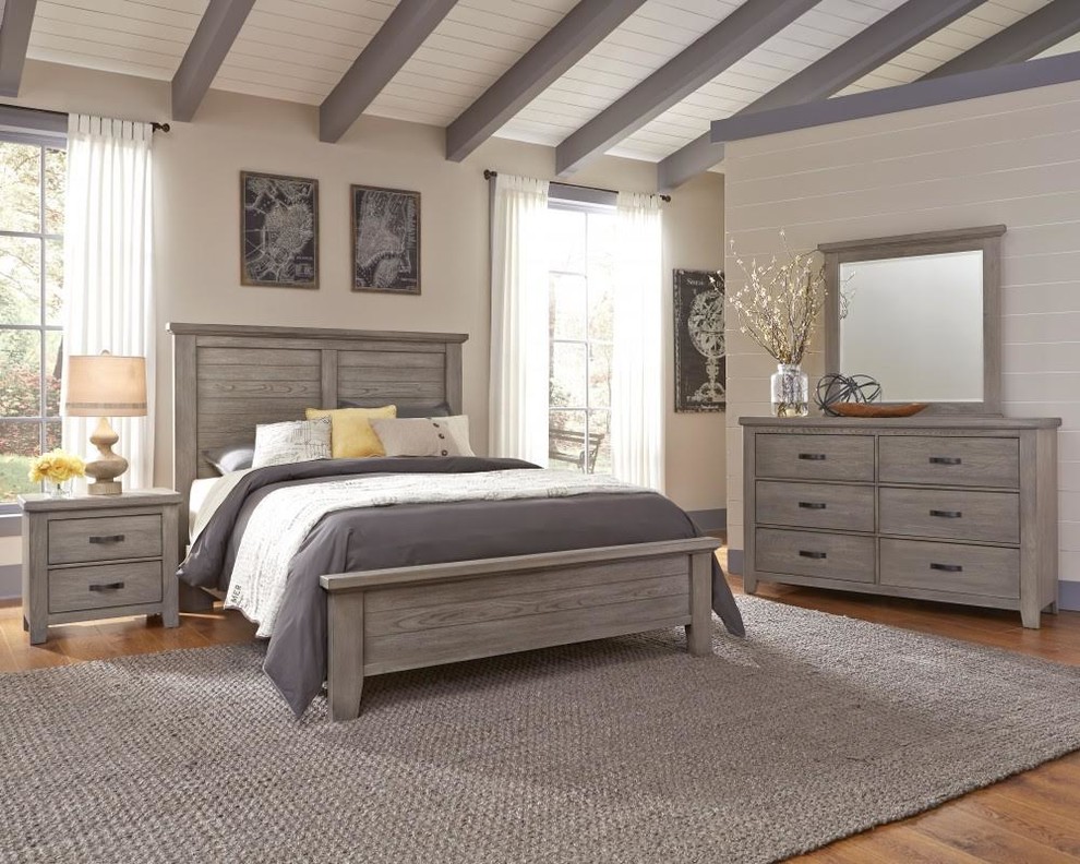 Inspiration pour une chambre parentale craftsman de taille moyenne avec un mur blanc et un sol en bois brun.