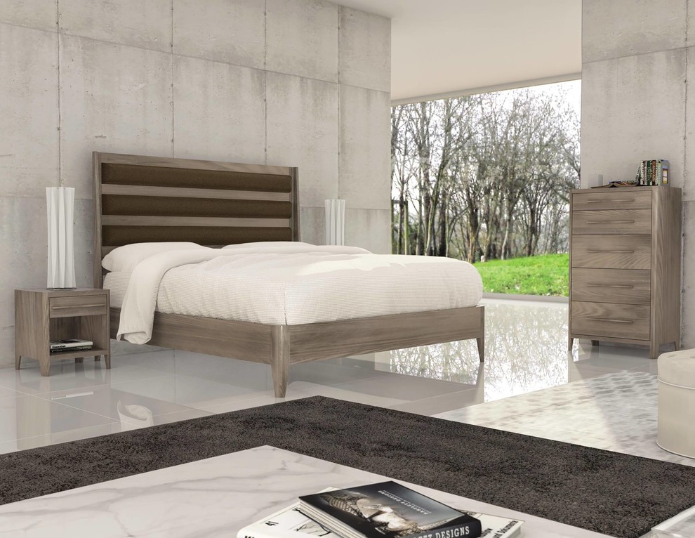 Modelo de dormitorio principal actual grande sin chimenea con paredes grises, suelo de baldosas de porcelana y suelo blanco