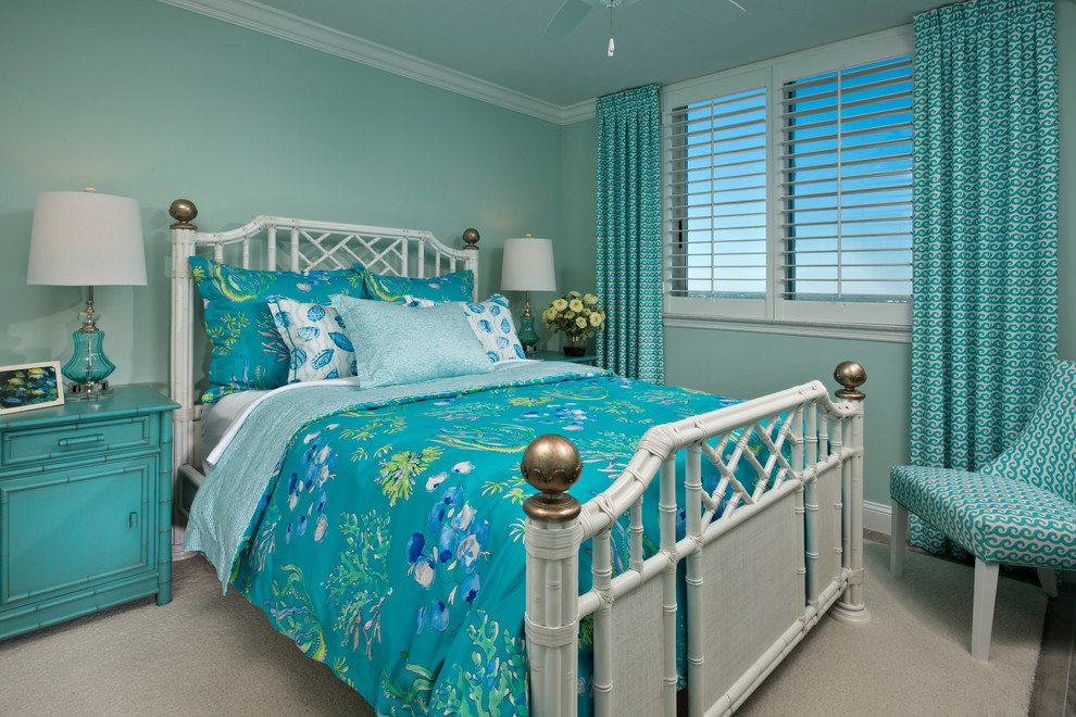 Cette photo montre une chambre d'amis bord de mer de taille moyenne avec un mur bleu et parquet clair.