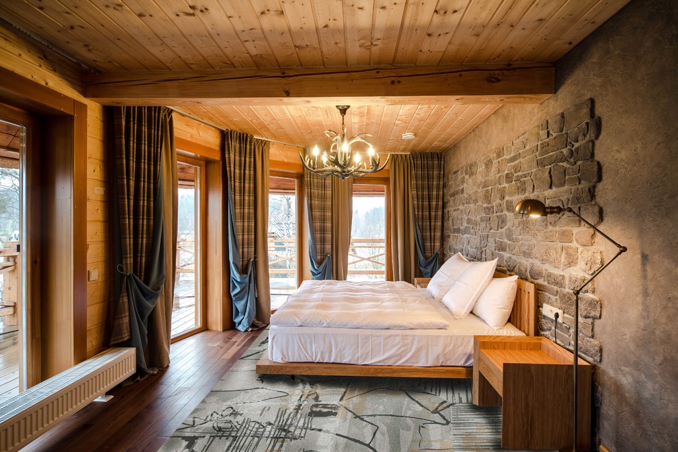 Imagen de dormitorio principal ecléctico con paredes marrones y suelo de madera oscura