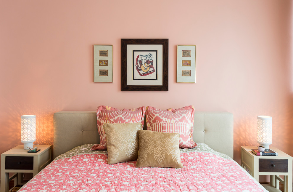 Immagine di una camera da letto tradizionale con pareti rosa