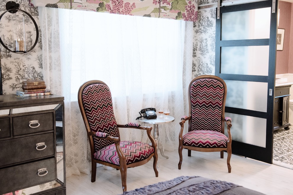 Réalisation d'une chambre asiatique de taille moyenne avec un mur rose, parquet peint et un sol blanc.