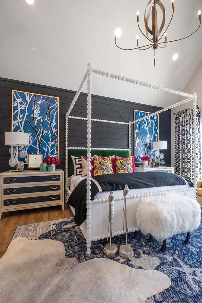 Großes Stilmix Hauptschlafzimmer mit schwarzer Wandfarbe, braunem Holzboden und braunem Boden in Dallas
