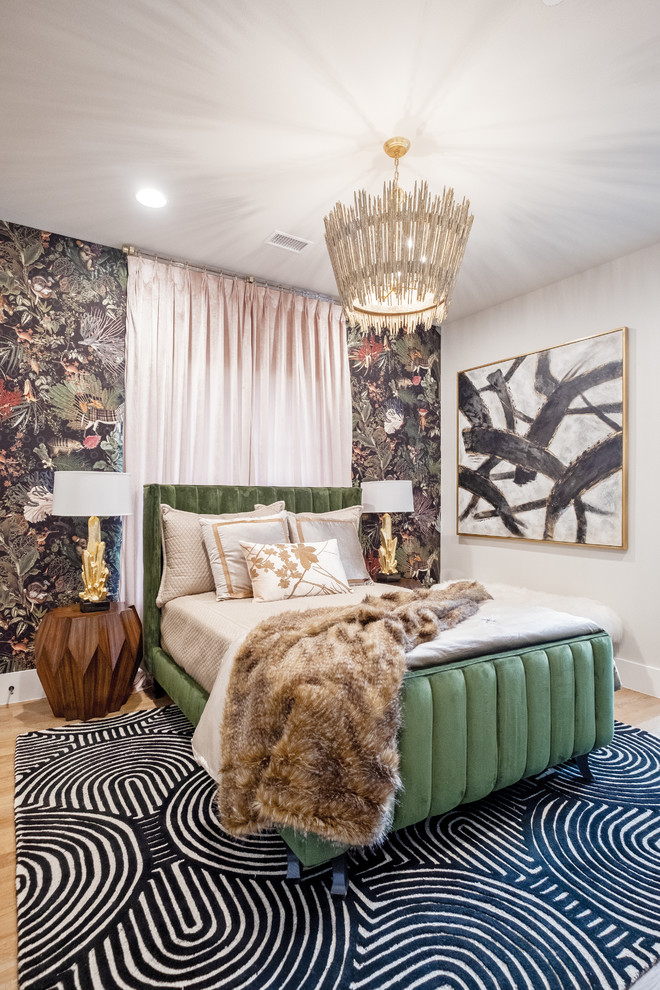 ダラスにある中くらいなエクレクティックスタイルのおしゃれな客用寝室 (マルチカラーの壁、淡色無垢フローリング、茶色い床)