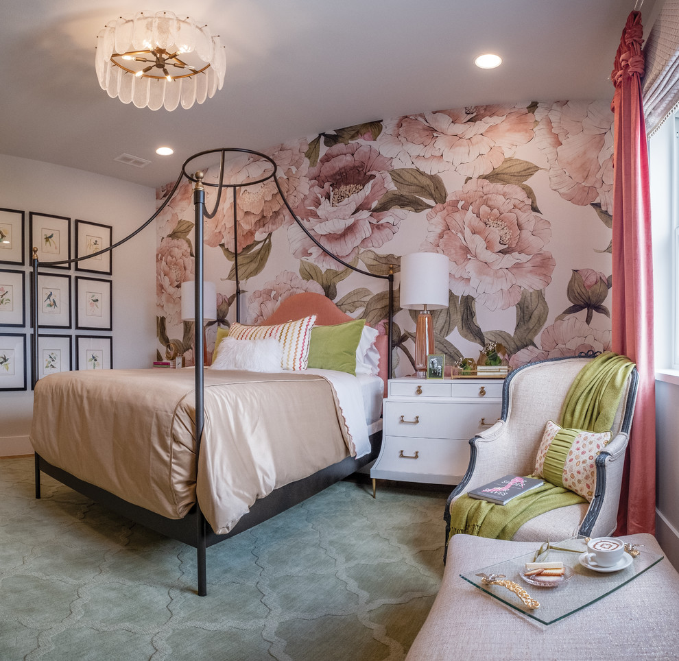 ダラスにある広いエクレクティックスタイルのおしゃれな客用寝室 (マルチカラーの壁、カーペット敷き、緑の床)